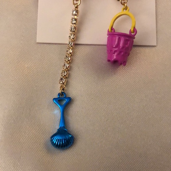 Betsey Johnson Blue Seashell Shovel & Pink Pail Mismatch Drop Earrings NWT - Picture 4 of 12